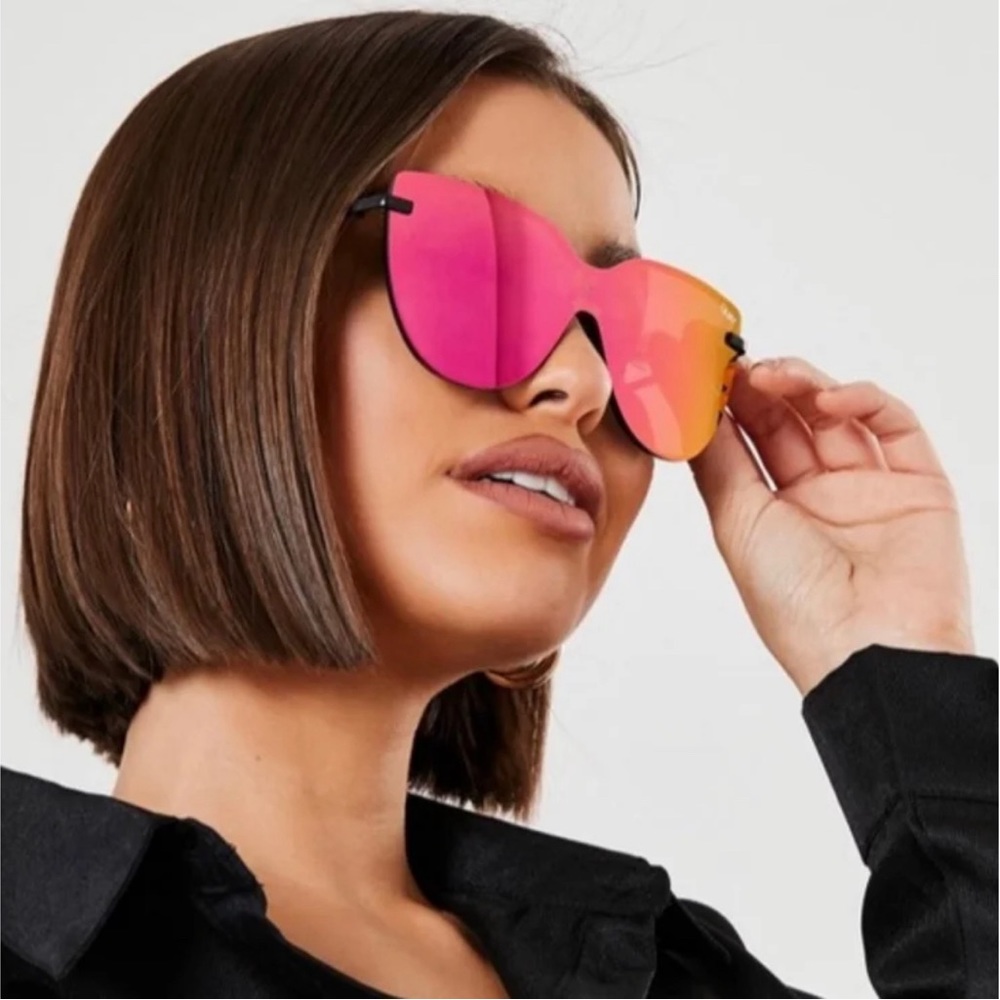 QUAY AUSTRALIA DAYDREAM IN BLACK/ PINK